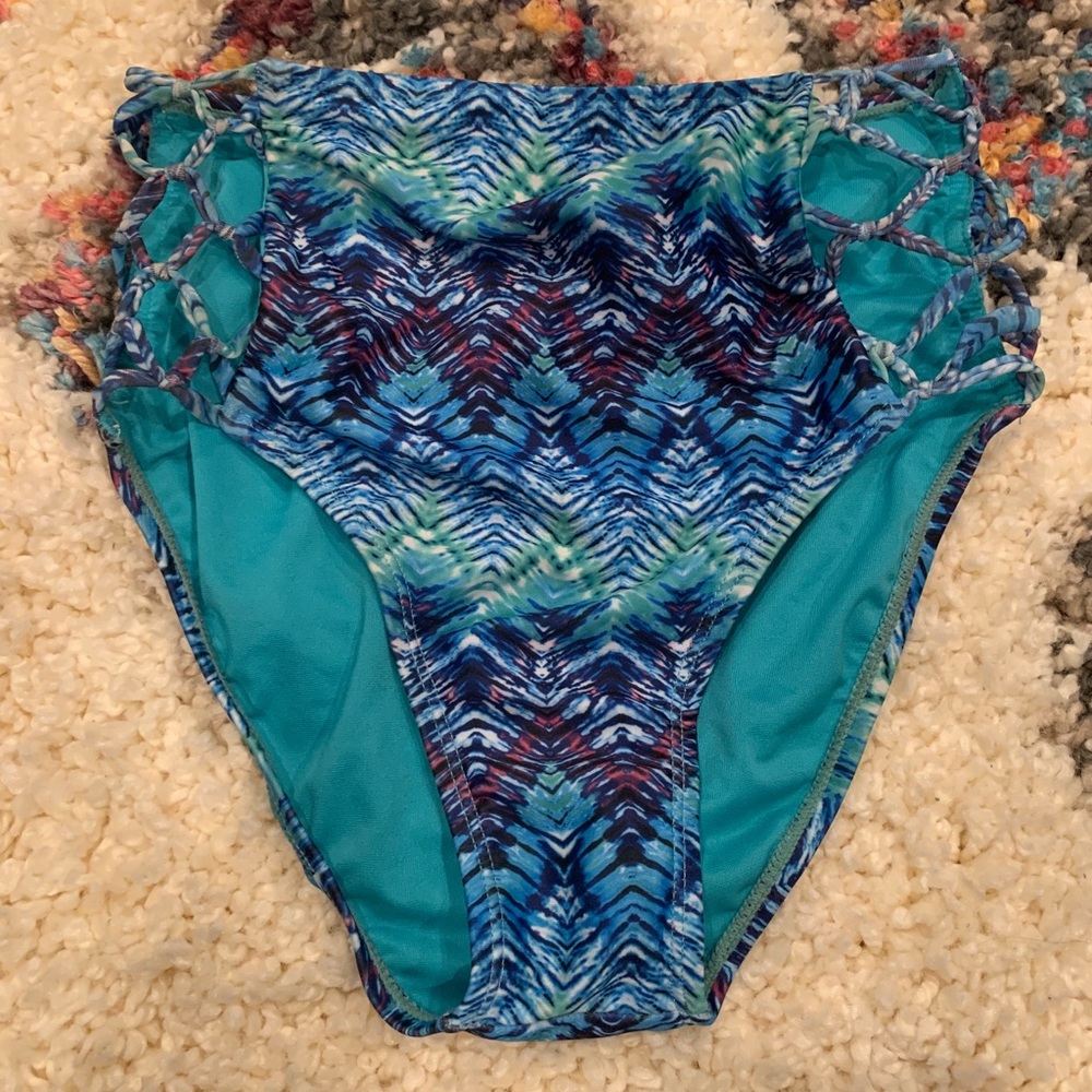 High waisted biki bottoms w tie crochet open hip
